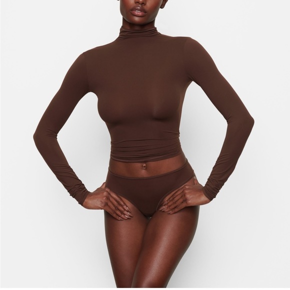 SKIMS Fits Everybody Turtleneck Top in cocoa sz Large NWT - Picture 1 of 10